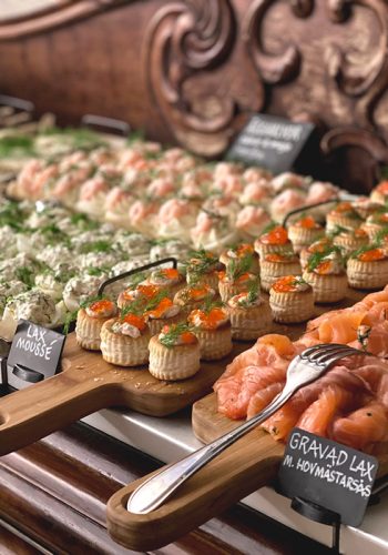 Julbord med gravad lax och lax moussé.